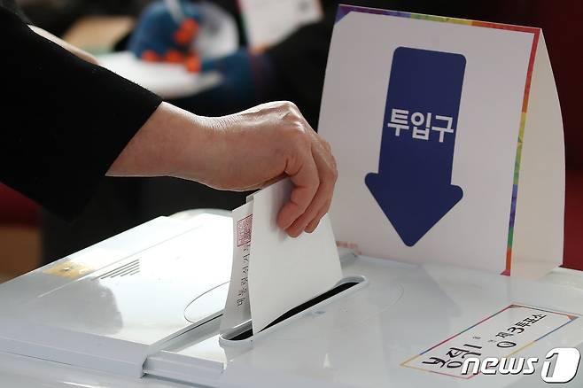 제20대 대통령선거일인 9일 오후 대구 남구청 민원실에 마련된 봉덕1동 제3투표소에서 한 유권자가 기표한 용지를 투표함에 넣고 있다. 2022.3.9/뉴스1 © News1 공정식 기자