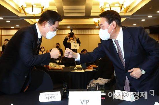 이재명 더불어민주당 대선후보와 윤석열 국민의힘 대선후보가 지난해 12월27일 서울 중구 프레스센터에서 열린 한국지방신문협회 주최 지방자치대상 및 한국지역발전대상 시상식에 참석, 인사를 나누고 있다./국회사진기자단