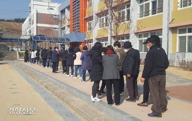 9일 오전 경북 울진군 부구초등학교에 마련된 북면 제1투표소에서 유권자들이 투표 차례를 기다리며 길게 줄을 서 있다. 백승목 기자