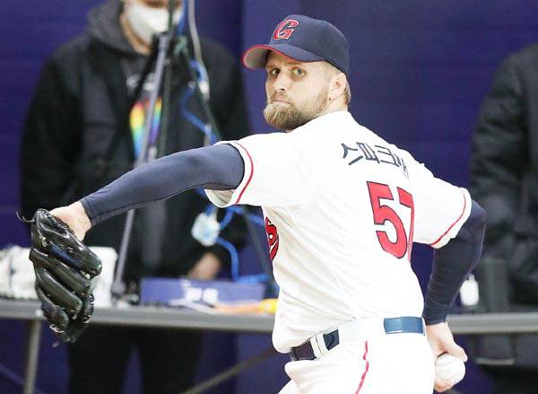 롯데 자이언츠 외국인 투수 스파크맨이 김해 상동구장에서 진행된 스프링캠프에서 투구 연습을 하는 모습.  롯데 자이언츠 제공