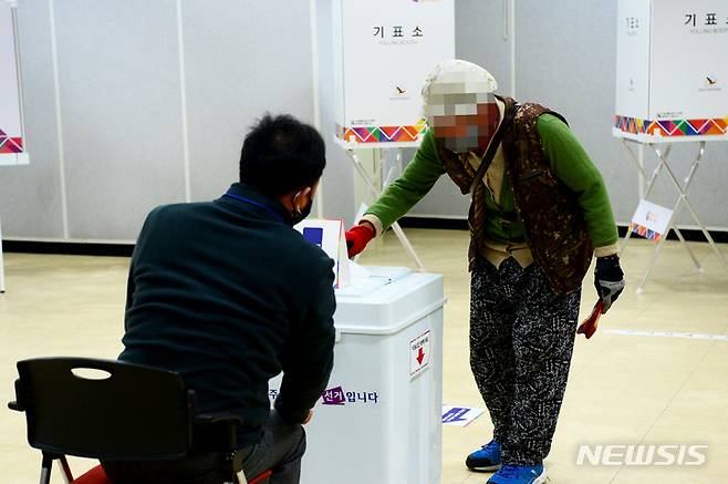 [남해=뉴시스] 차용현 기자 = 제20대 대통령선거 투표일인 9일 오전 경남 남해군 화전도서관에 마련된 남해읍 제1투표소에서 한 유권자가 소중한 한표를 행사하고 있다. 2022.03.09. con@newsis.com
