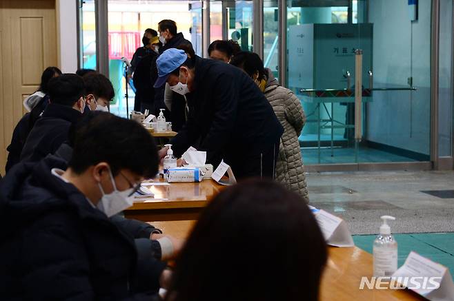 [남해=뉴시스] 차용현 기자 = 제20대 대통령선거 투표일인 9일 오전 경남 남해군 남해읍 해양초등학교에 마련된 남해읍 제4투표소에서 유권자들이 투표를 하기 위해 줄을 서 있다. 2022.03.09. con@newsis.com
