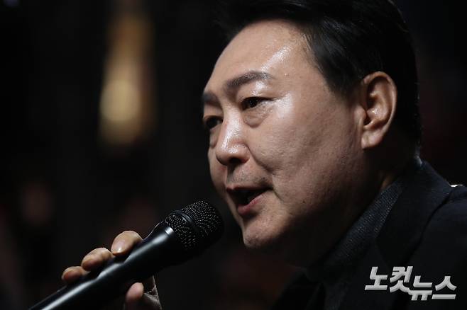 윤석열 국민의힘 대선후보가 8일 서울 강남역 인근에서 시민들과 만나 지지를 호소하고 있다. 윤창원 기자