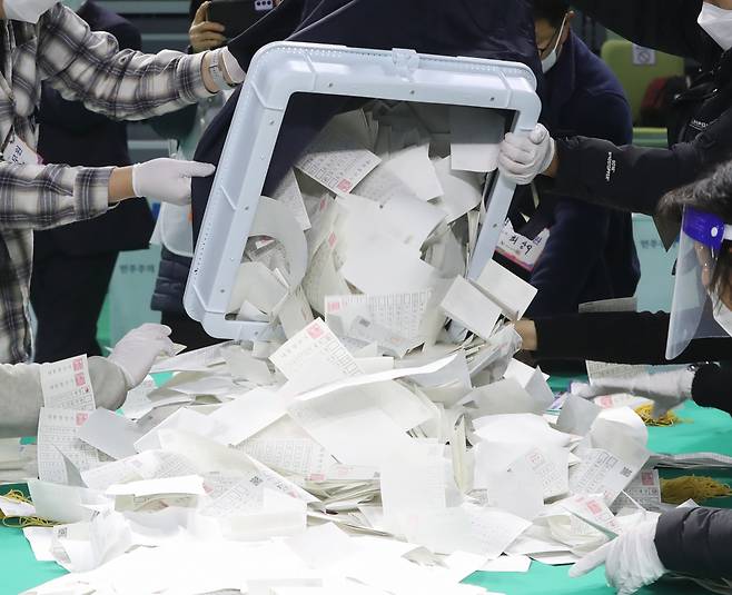 제20대 대통령 선거일인 9일 오후 울산시 남구 문수체육관에 마련된 개표소에서 투표지가 쏟아지고 있다. ⓒ 연합뉴스