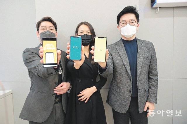 ‘오미크론 변이 스톱!’ 국내 비대면 진료 앱들이 한 곳에 뭉쳤다. 왼쪽부터 닥터나우 장지호 이사, 굿닥 길은진 대외협력실장, 똑닥 고승윤 이사. 이진한 기자 likeday@donga.com