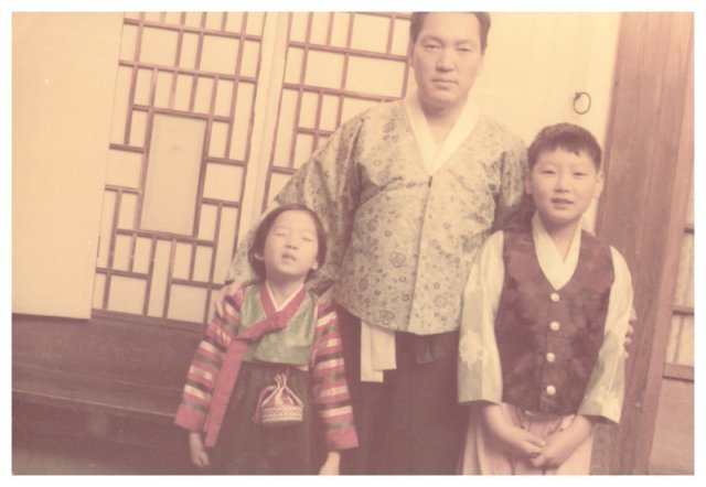 초등학교 4학년이던 윤석열 대통령 당선인(오른쪽)이 설날 아침 아버지 윤기중 연세대 명예교수. 여동생과 함께 찍은 사진.