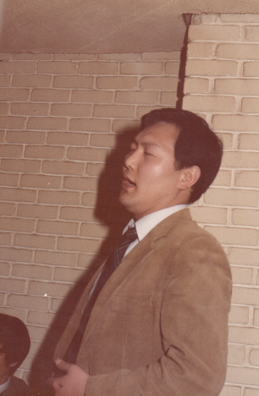 윤석열 대통령 당선인이 1985년 선배의 약혼식 후 모인 자리에서 노래를 부르고 있다.