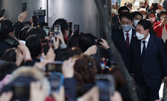 윤석열 대통령 당선인이 10일 오전 서초동 자택을 나와 지지자들과 동네 주민들에게 인사를 하고 있다. <연합뉴스>