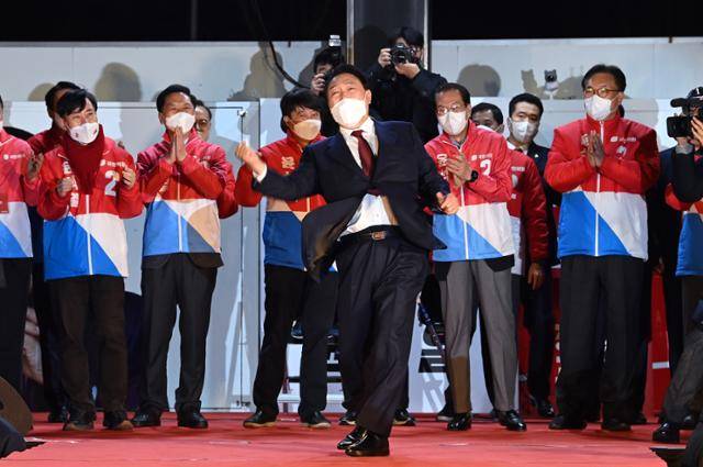 제20대 대통령으로 당선이 확정된 윤석열 국민의힘 대선 후보가 10일 새벽 서울 여의도 중앙당사에서 지지자들을 향해 어퍼컷 세리머니를 하고 있다. 오대근 기자