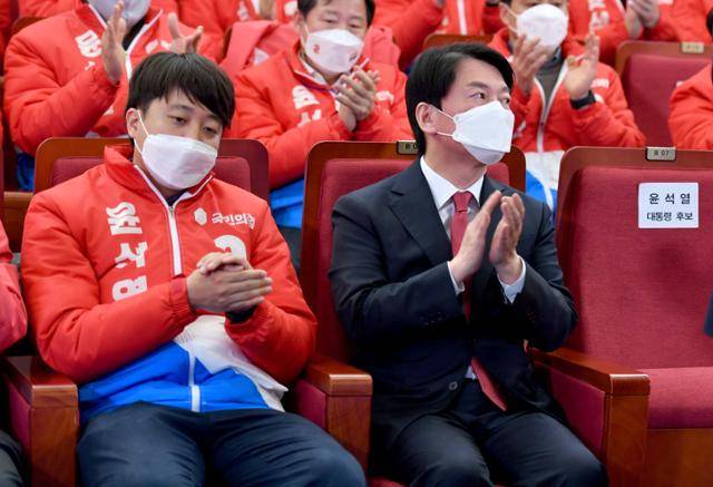 이준석 국민의힘 대표가 10일 새벽 서울 여의도 국회도서관에 마련된 개표상황실에서 윤석열 대통령 당선인의 소감을 듣고 있다. 오른쪽은 안철수 국민의당 대표. 오대근 기자