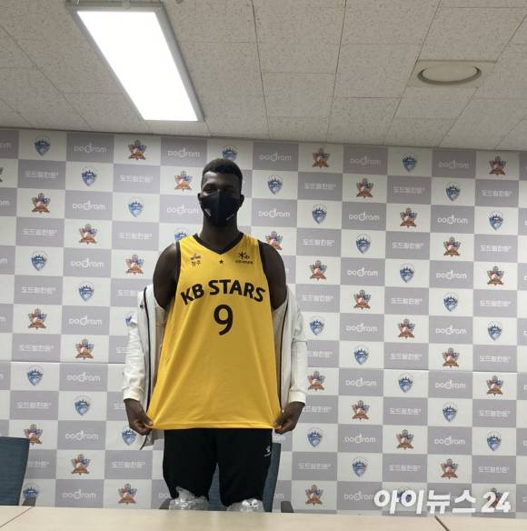 KB손해보험 케이타는 지난 1월 26일 청주체육관에서 열린 여자프로농구 KB스타즈와 홈 경기에 초청돼 시투를 했다. KB스타즈 구단은 당시 케이타에 팀 유니폼을 기념으로 증정했다. 해당 유니폼을 입고 포즈를 취하고 있는 케이타. [사진=아이뉴스24 포토 DB]