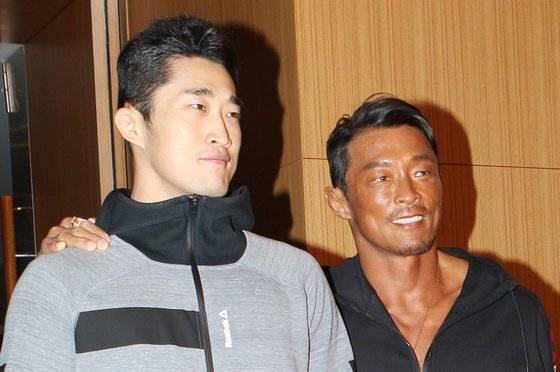 친한 후배 김동현(왼쪽)을 파트너로 한국에서 훈련하려 했으나 코로나 확산으로 무산됐다. [중앙포토]