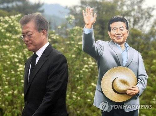 문재인 대통령이 2017년 5월 23일 오후 경남 김해시 진영읍 봉하마을에서 열린 노무현 전 대통령 서거 8주기 추도식에서 인사말을 한 후 단상에서 내려오고 있다. 연합뉴스