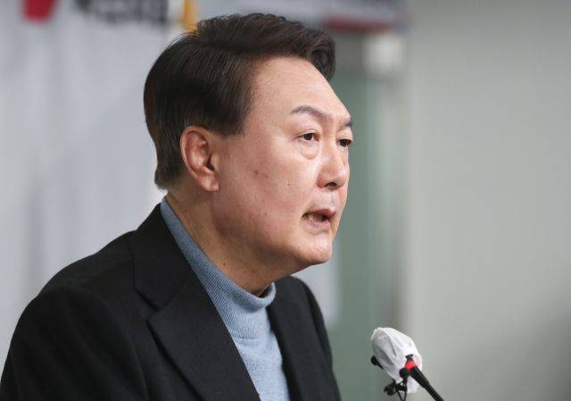 윤석열 당선인이 27일 서울 여의도 당사에서 안철수 국민의당 대표와의 단일화 협상 관련 기자회견을 하고 있다. 연합뉴스