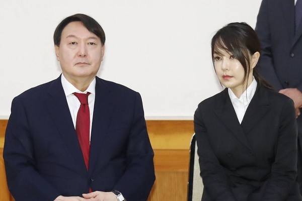 지난 2019년 7월 25일 당시 윤석열 신임 검찰총장이 청와대에서 문재인 대통령으로부터 임명장을 받기 위해 부인 김건희 여사와 함께 대기하고 있는 모습. / 사진 = 연합뉴스