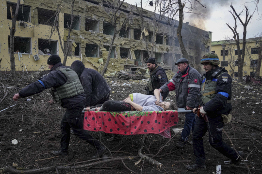 실려 가는 임신부 : 러시아군이 포위 중인 우크라이나 마리우폴의 소아·산부인과 병원까지 폭격한 가운데, 9일 응급대원들이 부상당한 임신부를 들것에 태워 옮기고 있다.    AP 연합뉴스