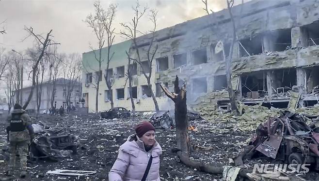 [마리우폴=AP/뉴시스] 9일(현지시간) 우크라이나 마리우폴에서 러시아군의 포격을 받은 산부인과 병원 건물이 파손돼 있다. 볼로디미르 젤렌스키 우크라이나 대통령은 "아이들과 사람들이 병원 잔해에 깔려 있다"라며 러시아군의 산부인과 병원 공격을 "잔혹 행위"라고 비난했다. 2022.03.10.