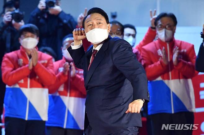 [서울=뉴시스] 전신 기자 = 윤석열 제20대 대통령 당선인이 10일 새벽 서울 여의도 국민의힘 당사 앞에서 지지자들에게 인사를 하고 있다. (공동취재사진) 2022.03.10. photo@newsis.com