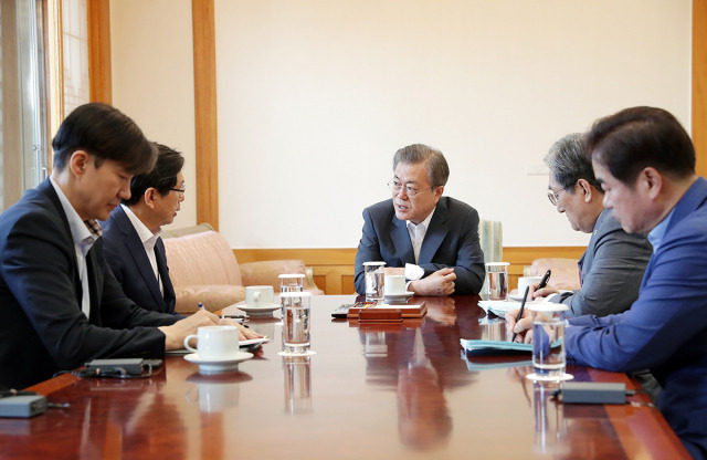 ▲조국 전 법무부장관(왼쪽)과 문재인 대통령(가운데). ⓒ청와대