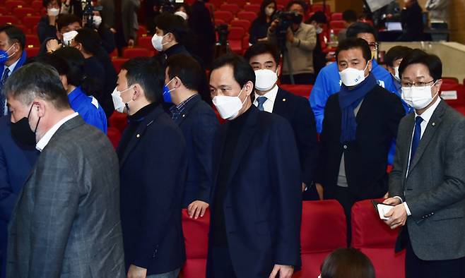 20대 대통령 선거 개표가 진행되고 있는 10일 새벽 국민의힘 윤석열 대선후보와 더불어민주당 이재명 후보의 득표율 격차가 좁혀지지 않자 더불어민주당 의원들이 침통한 표정으로 서울 여의도 국회 의원회관에 마련된 개표 상황실을 떠나고 있다. 국회사진기자단