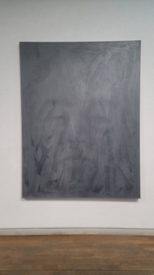 그리고 지우기를 교차해 반복한 박인혁의 작품은 단색조 회화인 듯하나 한참 들여다보면 지워진 얼굴이 흐릿하게 보인다.