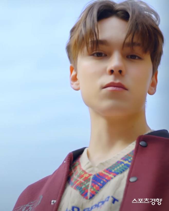 Group Seventeen Vernon boasted a Namshin visual.First Look Magazine (hereinafter referred to as First Look) released Vernons video picture on the official YouTube and social network service Instagram on the 10th, along with an article entitled The opening of the first look youth movie by 25 Vernon!First Look said, Its not heavenly, its a person.What is the real visual? He praised Vernons beauty, saying, His beauty, which appeared in the video after the picture, feels like a good eye even if you look at it again.Next week, Vernon will be on the mound and will read the comments, he said.Vernon, in the video, showed off her clean beauty by showing her wearing a blue shirt and a baseball jumper, and appeared in an ivory T-shirt and suspender pants with a skateboard, drawing attention from fans.Fans responded to the post, saying, What happened to Vernons face, It is a perfect high-teen, It is too handsome, and I am looking back for the 32nd time.Vernons video pictures can be seen on First Look Magazine Instagram and First Look YouTube.Meanwhile, Vernon has been actively engaged in international popularity, including interviews with famous American magazine Tinborg.