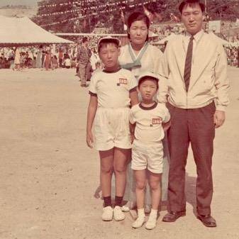 윤석열 당선인 어린시절 사진은 초등학교 때 부모, 여동생과 함께 촬영한 모습. [윤석열 당선인 측 제공. 재판매 및 DB금지]