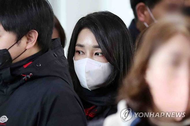 [사전투표] 사전투표 전 대기하는 김건희 씨 (서울=연합뉴스) 신준희 기자 = 국민의힘 윤석열 대선 후보의 부인 김건희 씨가 4일 오전 서울 서초구 서초1동 주민센터에 마련된 사전투표소에서 투표를 위해 대기하고 있다. 2022.3.4 [공동취재] hama@yna.co.kr