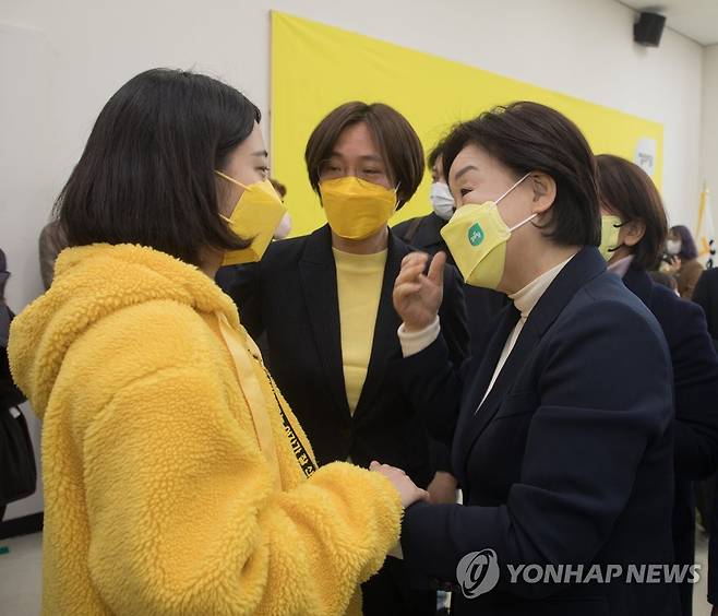 '서로를 격려하며' (서울=연합뉴스) 이정훈 기자 = 9일 오전 국회 정의당 대표실에서 열린 20대 대통령선거 선대위 해단식에서 심상정 후보가 류호정·장혜영 의원들과 서로 위로하고 격려하고 있다. 2022.3.10 uwg806@yna.co.kr