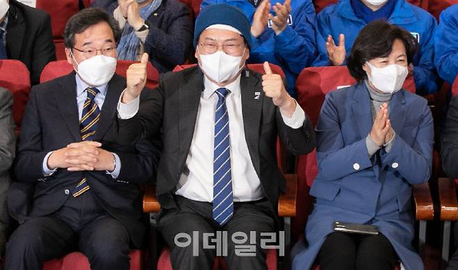 [이데일리 노진환 기자] 제20대 대통령선거일인 9일 저녁 서울 여의도 의원회관에 마련된 더불어민주당 개표 상황실에서 송영길 대표와 이낙연 총괄선대위원장, 추미애 전 장관, 윤호중 원내대표 등 당지도부가 방송사 출구조사 결과가 나오자 기뻐하고있다.