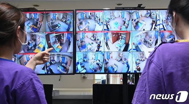 24일 오후 서울 중랑구 서울의료원 코로나19 종합상황실에서 의료진들이 병상 CCTV를 살펴보고 있다. 2021.11.24/뉴스1 © News1 신웅수 기자