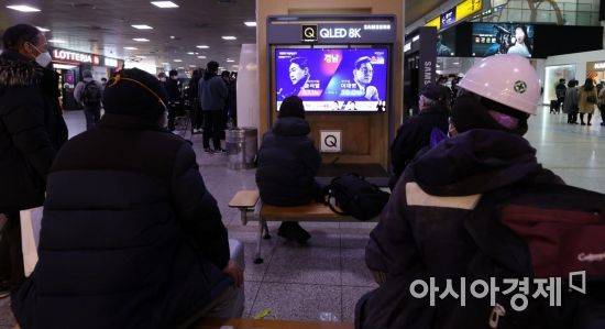 제20대 대통령선거일인 9일 서울역 대합실에서 시민들이 출구조사 결과를 지켜보고 있다./김현민 기자 kimhyun81@
