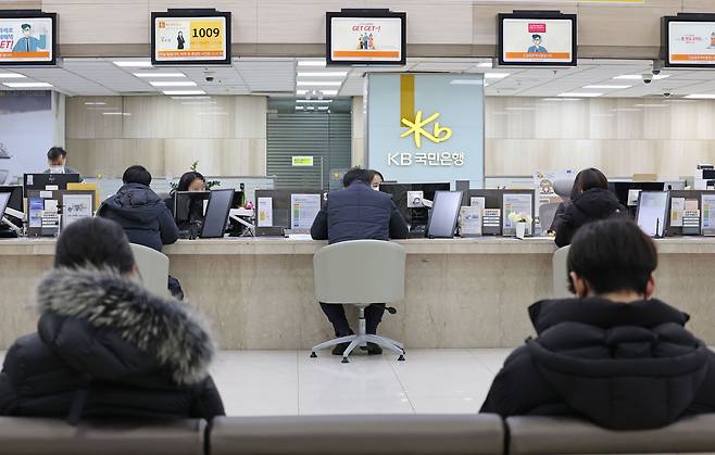 서울 여의도 KB국민은행 창구 모습/연합뉴스