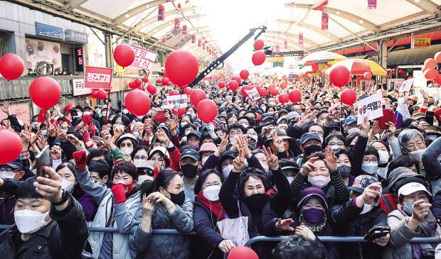 제20대 대통령으로 윤석열 후보가 당선된 이후 새 정부의 경제정책에 국민들의 관심이 모이고 있다. 사진은 지난 8일 오후 대구 중구 서문시장에서 열린 유세현장의 시민들. [연합]