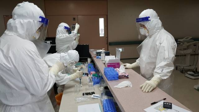 한국기초과학지원연구원 연구진이 가글용액을 활용한 코로나19 진단검사를 수행하고 있다.[한국기초과학지원연구원 제공]