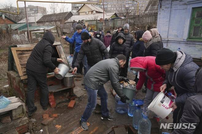 [마리우폴=AP/뉴시스] 9일(현지시간) 우크라이나 마리우폴 외곽의 우물에서 주민들이 물을 긷고 있다. 마리우폴은 일주일 전부터 전기와 수도가 끊긴 것으로 알려졌다. 2022.03.10.