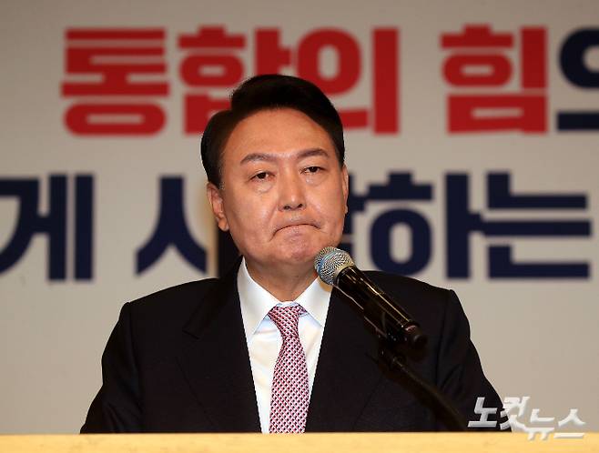 윤석열 대통령 당선인이 10일 오전 서울 여의도 국회 도서관에서 당선 인사 기자회견을 하고 있다. 황진환 기자