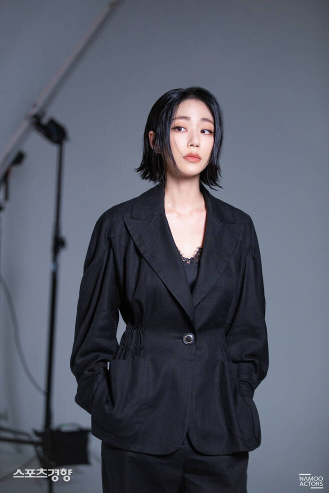 Actor Kim Hyo-jins new pictorial was impressed.Kim Hyo-jins agency, Tree Actors, released a photo behind-the-scenes photo of Kim Hyo-jin, who decorated the March issue of Styler Magazine, on the 11th. Kim Hyo-jin, who turned into a single knife, has a basic look and another atmosphere.Kim Hyo-jin produced another aura in this single-shot photo, which was a charm in the black suit, and a picture of the contrast between white shirt and red lip.In the following full-length photographs, he boasted a ratio as good as the model and digested colorful accessories like his own clothes.Kim Hyo-jin showed various charms of elegance and charisma with deep eyes and facial expressions. According to styling, he showed Kim Hyo-jins power as a pictorial craftsman, the agency explained.The unwavering visuals and deeper weight of the drama show the new prime as an actor, the agency said. Kim Hyo-jin, who is inspiring the image transformation that brings out the admiration of each work, is expected to bring another surprise in his next film, Model Detective 2.