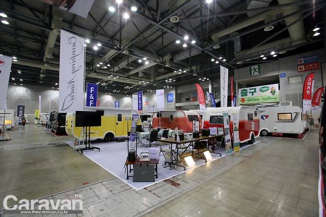 캠핑 나들이 국산 카라반