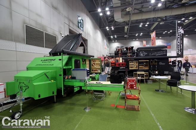 관람객들의 시선을 사로잡고 있는 라이카니 오프로드 트레일러들