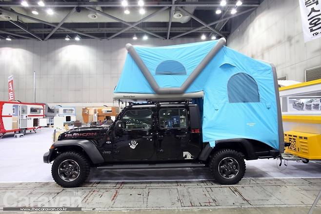 렉스온 부스의 젠틀텐트, 공기 주입식 팝업 텐트와 용품들, 탱크 카라반이 전시중이다
