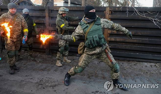 화염병 던지는 우크라이나 병사들 [로이터 연합뉴스 자료사진. DB 및 재판매 금지]