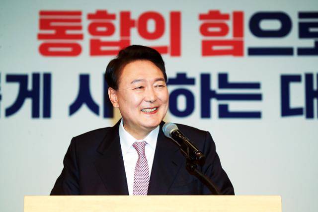 윤석열 대통령 당선인이 지난 10일 오전 서울 여의도 국회에서 당선 인사를 하고 있다. 연합뉴스