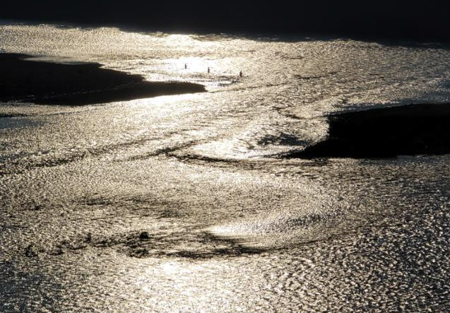 햇빛이 반사되는 고랑포 여울에서 낚시하는 사람들