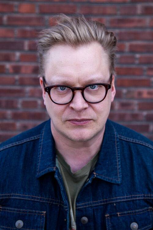 테무 니키 감독.