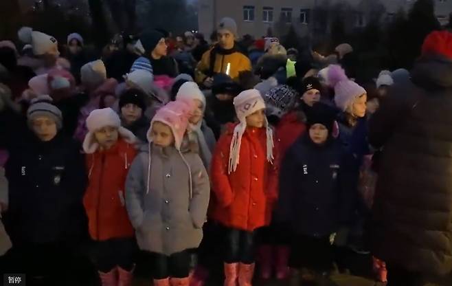 피란길에 나선 우크라이나 어린이들