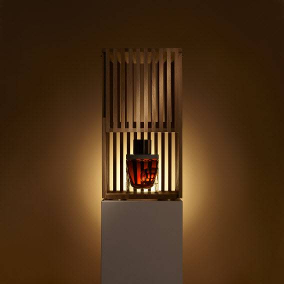 ▲고든앤맥페일이 지난해 9월 전 세계에 250병 한정 출시한 세상에서 가장 오래된 싱글몰트 위스키 ‘G&M 제너레이션스 80년’ 제품과 오크로 제작한 케이스. 이 제품은 병당 판매 가격 2억5000만원으로 국내에 단 2병 수입돼 모두 팔렸다.(사진=아영FBC)