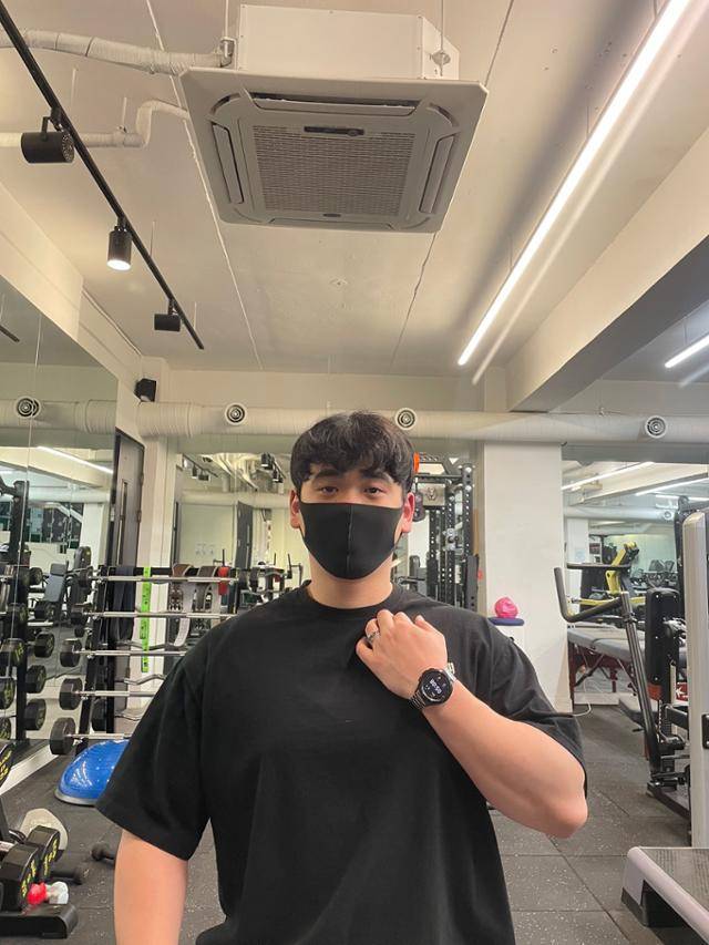 흉쇄유돌근 스트레칭. 비욘드 피트니스 제공