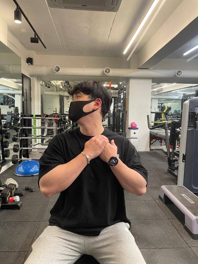 흉쇄유돌근 스트레칭. 비욘드 피트니스 제공