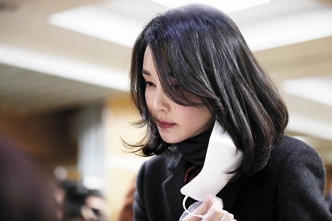 윤석열 대통령 당선인의 배우자 김건희 여사가 지난 4일 오전 서울 서초구 서초1동 주민센터에 마련된 사전투표소에서 신원 확인을 위해 마스크를 벗고 있다. [사진공동취재단]